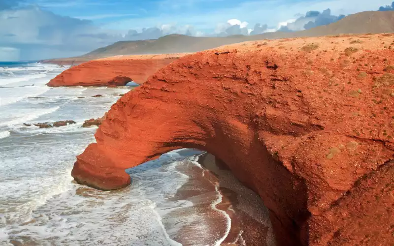 Legzira: découvrez la plage aux arches naturelles spectaculaires au Maroc
